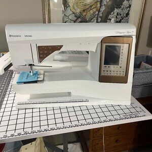 Viking Husqvarna Topaz 50 Sewing and Embrodiery machine